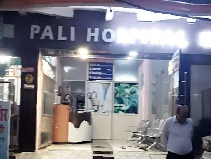 हॉस्पिटल के बाहर खड़े डॉ. मनोज कौरव।