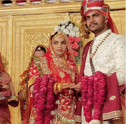 तस्वीर, सविता और नितिन की शादी की 6 मार्च 2024 की है। इसके ठीक 19 महीने बाद 19 अक्टूबर 2025 को सविता की मौत की खबर आई।