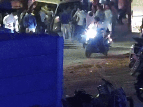 हिस्ट्रीशीटर पर हमले के बाद बाजार में अफरा-तफरी का माहौल हो गया।