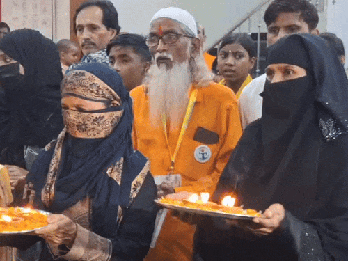 काशीमध्ये मुस्लिम महिलांनी प्रभू श्रीरामाची आरती केली: चित्रकूटमध्ये 30 लाख लोक पोहोचले; CM योगींनी गरीबांसोबत दिवाळी साजरी केली वाराणसीमध्ये भगवान श्रीरामाची आरती करताना मुस्लिम महिला.