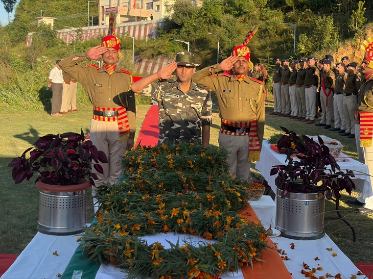 रविवार को SSB के जवानों ने अनिल कुमार को श्रद्धांजलि दी।