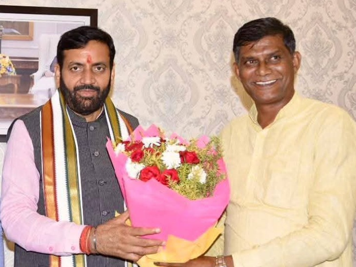 सीएम नायब सैनी को गुलदस्ता भेंट करते झज्जर जिला परिषद अध्यक्ष कप्तान बिरधाना (दाएं)। - फाइल फोटो