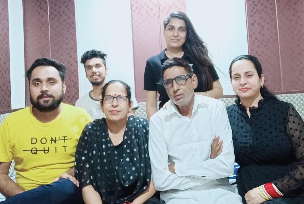 (बाएं से) सामने बैठे टीना के भाई ओजस्वी, मां इंदु शर्मा, पिता विनोद शर्मा, बड़ी बहन हिना शर्मा, पीछे छोटा भाई पारस शर्मा और खुद टीना शर्मा। - फाइल फोटो