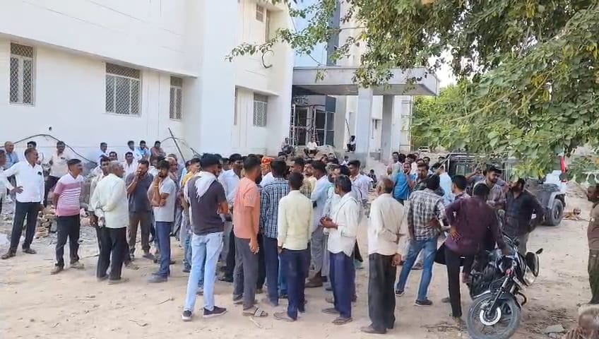 तस्वीर, नागौर के JLN अस्पताल की है, जहां परिजन धरने पर बैठ गए थे।