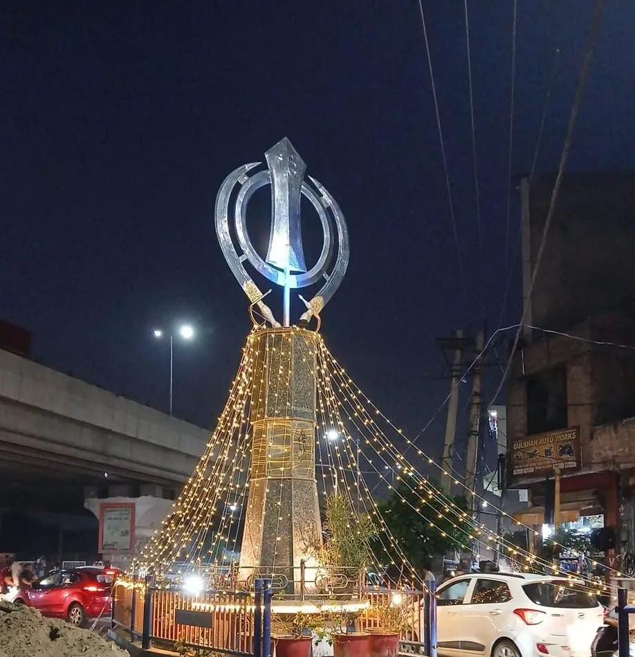 शहर के स्काईलार्क रोड पर खंडा चौक रोशनी से जगमग।