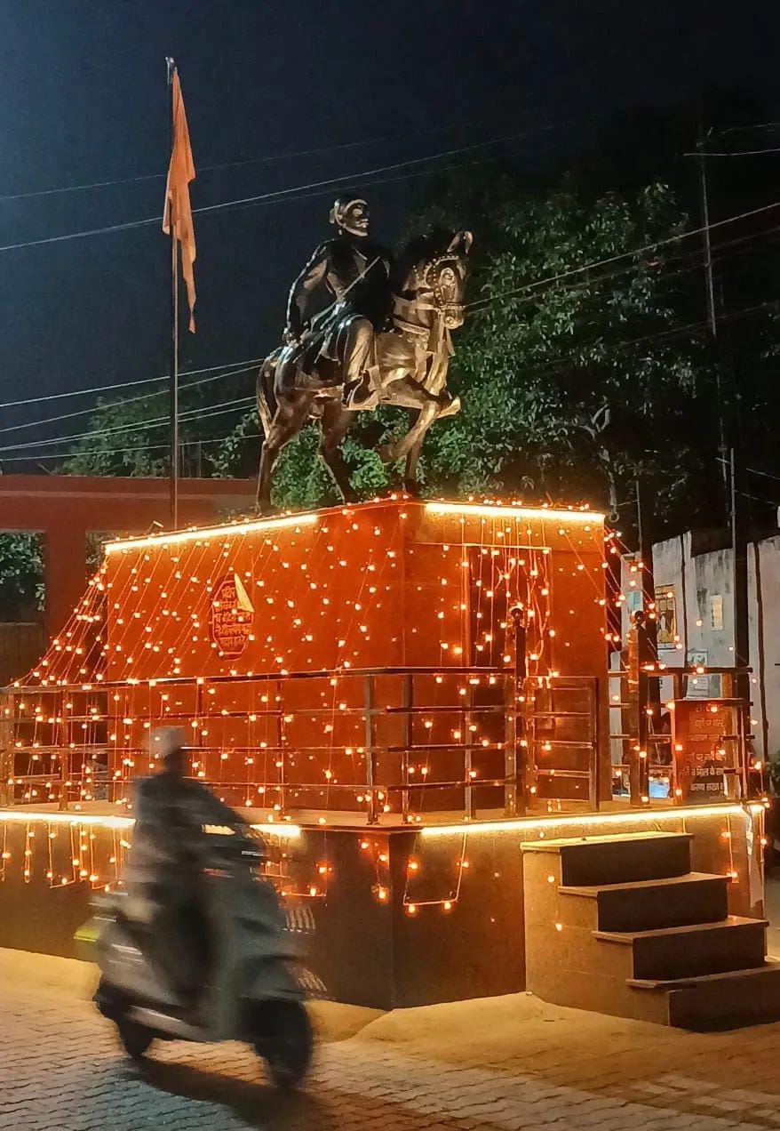 शहर में किले के नीचे सजा चौक।