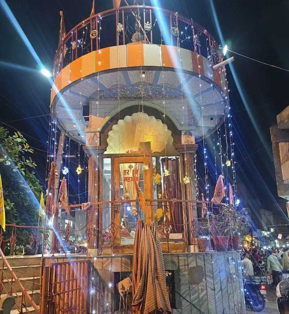 पानीपत शहर में शिव चौक को रंगीन लाइट और दीपक से जगमग।