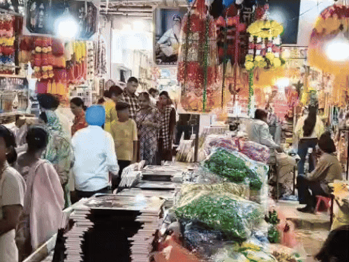 अमृतसर के बाजारों में खरीददारी करने पहुंचे लोग।