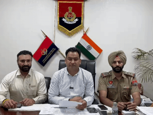 समीर वर्मा जानकारी देते हुए।