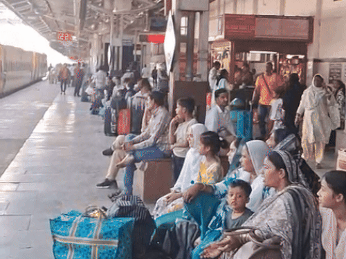 रेलवे स्टेशन पर यात्रियों का दबाव अन्य दिनों के अपेक्षा बढ़ा है।