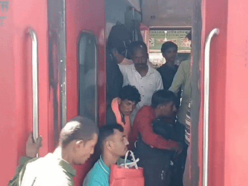 दीपावली त्योहारी को लेकर ट्रेने फुल है और पैर रखने की तक जगह नहीं है।
