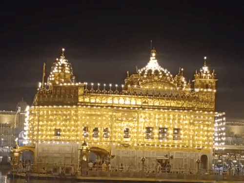 रंगीन रोशनी में जगमगा उठा गोल्डन टेंपल।