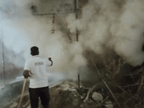 आग बुझाती हुई फायर ब्रिगेड की टीम।