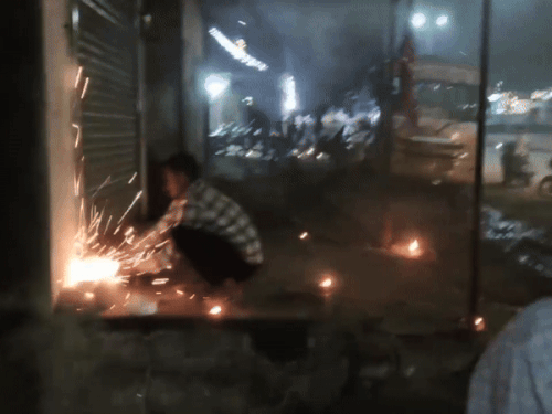 कटर से दुकान के शटर पर लगा ताला तोड़ा गया।