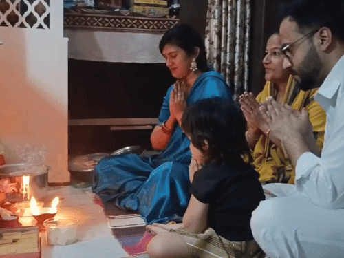 मोहाली फेस 2 में लोग पूजा पाठ करते हुए।