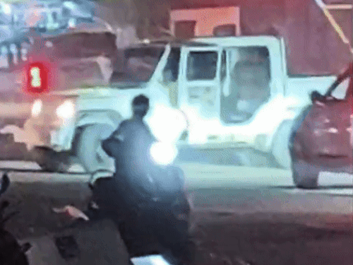 टक्कर मारने के बाद बदमाशों ने हथियार लहराते हुए हिस्ट्रीशीटर डेनिस को स्कॉर्पियो से बाहर निकाला और अपनी गाड़ी में डालकर ले गए।