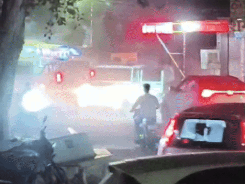 दो कैंपर गाड़ियों में सवार हथियारबंद बदमाशों ने हिस्ट्रीशीटर डेनिस उर्फ नरेश बावरिया की स्कॉर्पियो को पहले टक्कर मारी।