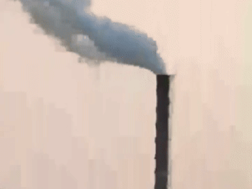 पानीपत में औद्योगिक क्षेत्र में लगी फैक्ट्री से निकलता धुआं।