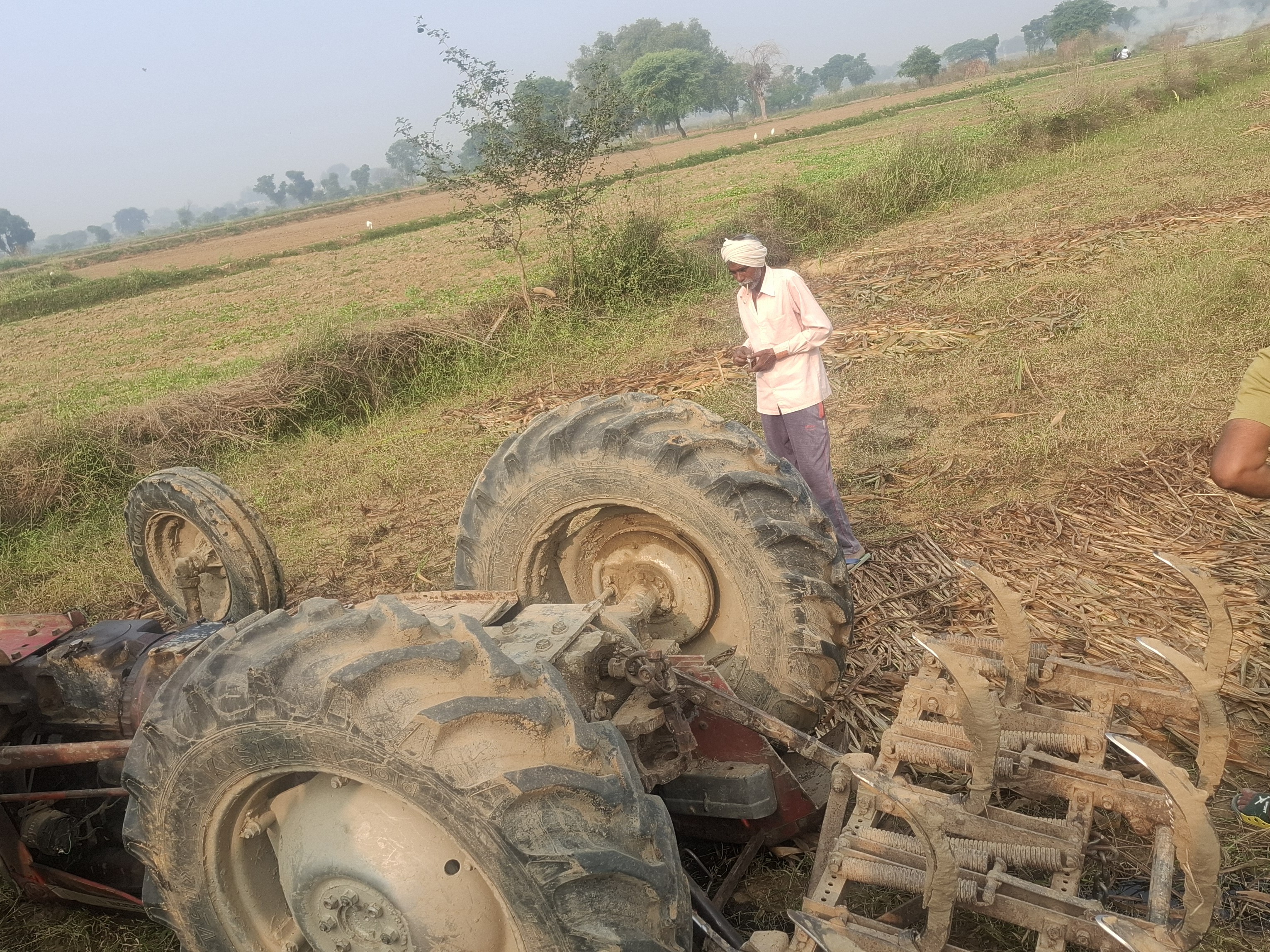 40-year-old man dies after tractor overturns in Sadabad