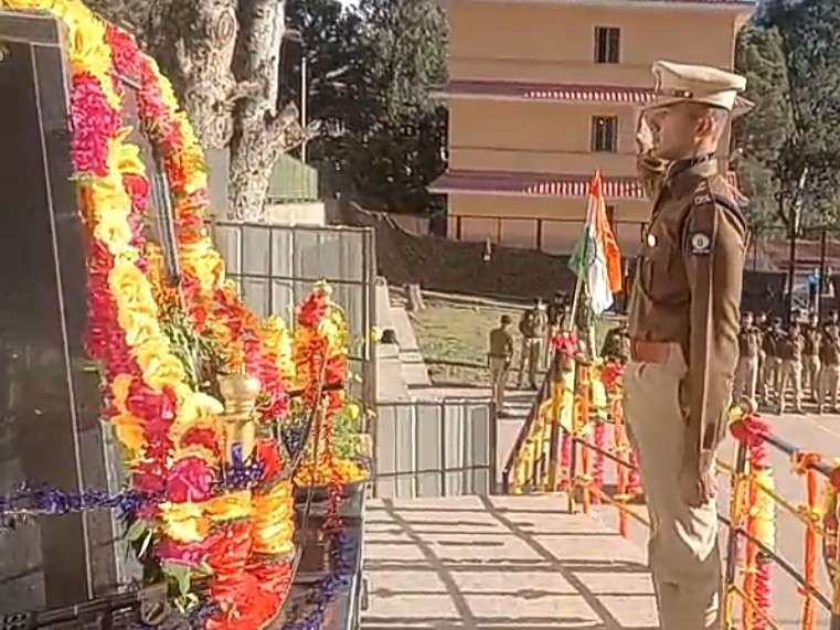 शहीद जवानों को सेल्यूट करत एसपी अभिषेक एस