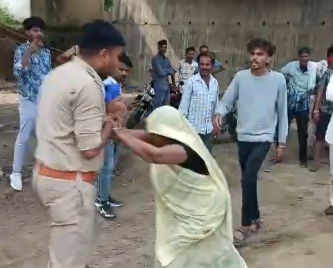 नाराज महिलाओं ने पुलिसवालों को भी धक्का दिया।
