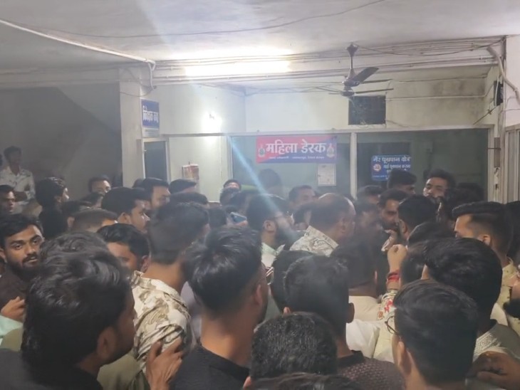 थाने के अंदर भी जमकर बवाल हुआ।