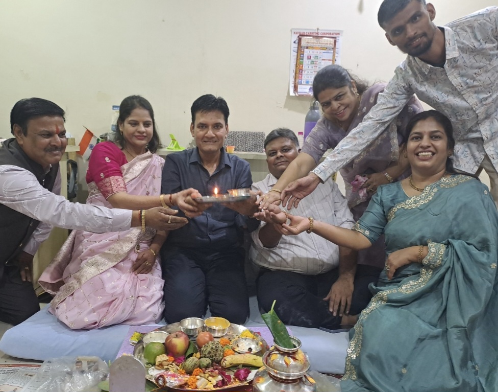 पाली में दीपावली को लेकर शॉप में पूजन करते एक परिवार