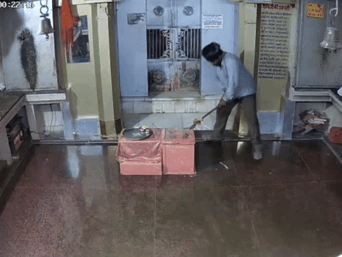 हर तरीके से भंडार को तोड़ने की कोशिश की।