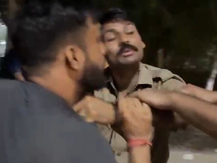 दबंगों ने पुलिस से धक्का-मुक्की की।