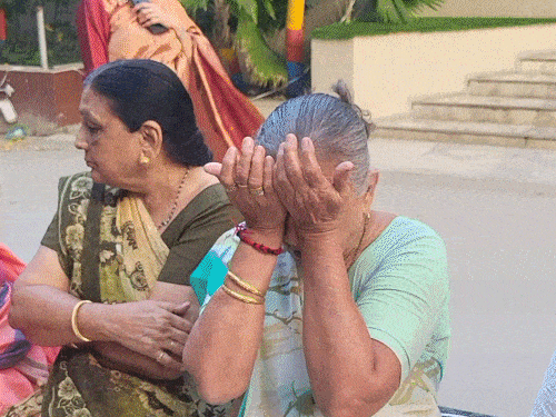 तस्वीरें अहमदाबाद के जीवन संध्या वृद्धाश्रम में दिवाली की शाम की हैंं। - Dainik Bhaskar