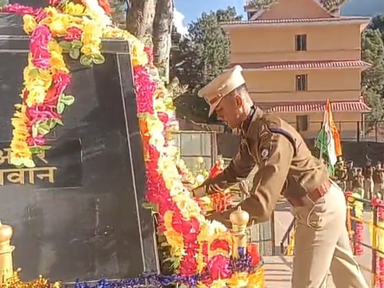 शहीद जवानों के स्मारक पर पुष्प चढ़ाते एसपी अभिषेक एस