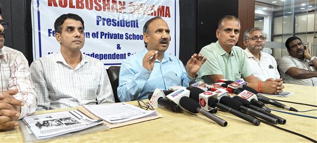 हरियाणा प्राइवेट स्कूल संघ के प्रतिनिधि अपनी मांगों को मीडिया के सामने रखते हुए।