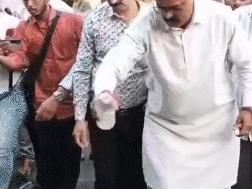 हिंदू संगठन के मेंबर्स ने रविवार को उस स्थान का शुद्धिकरण किया था।