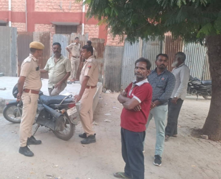 सड़क हादसे में एएसआई की मौत होने की जानकारी मिलने पर मॉर्च्युरी के बाहर जमा परिचित और परिजन।