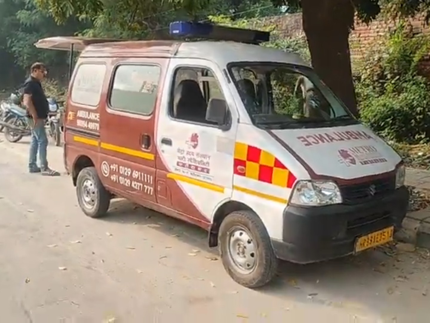 व्यक्ति के शव को अस्पताल में रखा गया है।