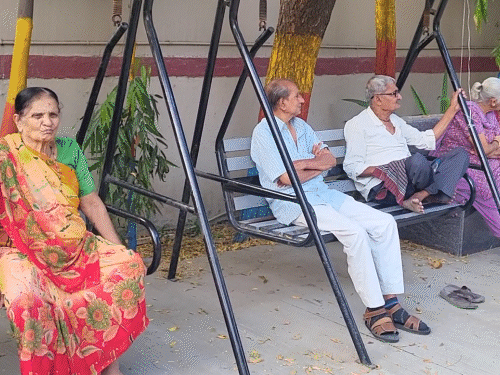 दिवाळीत वृद्धाश्रमातील वृद्धांच्या डोळ्यात अश्रू: ज्या मुलांना आयुष्यभर आनंद दिला, ते विसरले; म्हणाले- त्यांनी फोन करावा अशी अपेक्षा नाही आश्रमात बाकांवर वृद्ध लोक बसलेले दिसले.