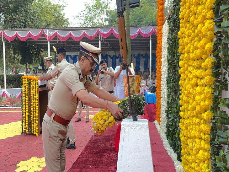 शहीद जवानों व अफसरों को श्रद्धांजलि देते आईजी अरविंद सक्सेना। - Dainik Bhaskar