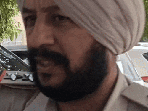 युवक की हत्या के बारे में जानकारी देते एसएचओ। - Dainik Bhaskar