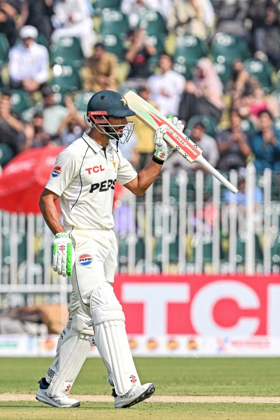कप्तान शान मसूद 87 रन बनाकर पवेलियन लौटे।