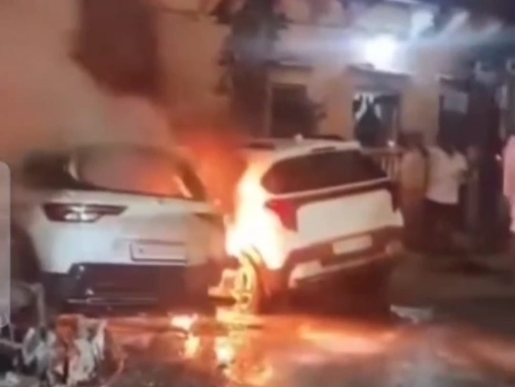 निंबालकर की गोठ में आतिशबाजी से जली दो कार।