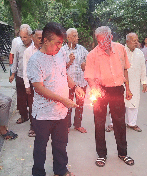 दिवाळीत वृद्धाश्रमातील वृद्धांच्या डोळ्यात अश्रू: ज्या मुलांना आयुष्यभर आनंद दिला, ते विसरले; म्हणाले- त्यांनी फोन करावा अशी अपेक्षा नाही दिवाळीत वृद्धाश्रमातील वृद्धांच्या डोळ्यात अश्रू: ज्या मुलांना आयुष्यभर आनंद दिला, ते विसरले; म्हणाले- त्यांनी फोन करावा अशी अपेक्षा नाही