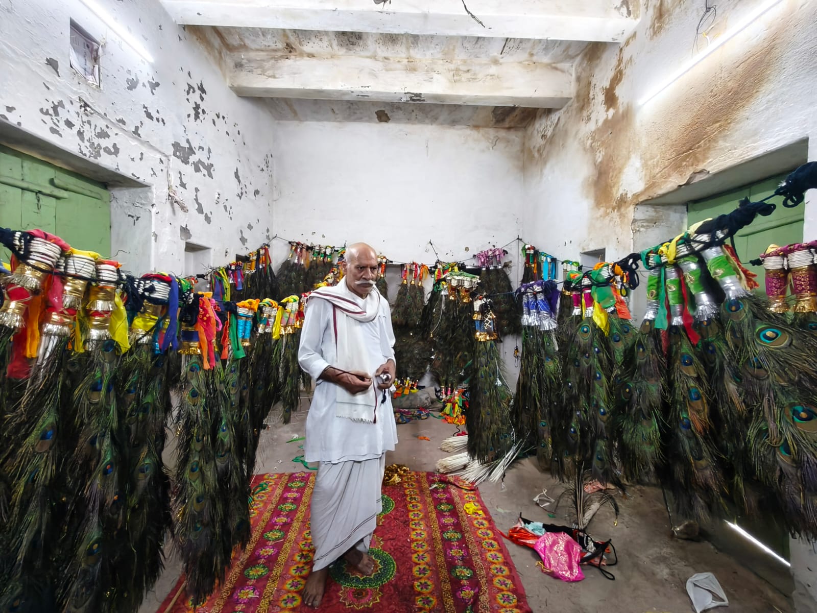 गोशाला के हेड ग्वाल नारायण गुर्जर पटिया दिखाते हुए।