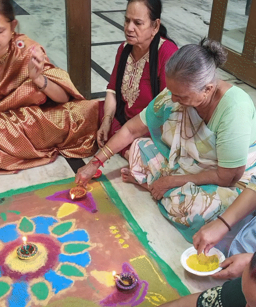 दिवाळीत वृद्धाश्रमातील वृद्धांच्या डोळ्यात अश्रू: ज्या मुलांना आयुष्यभर आनंद दिला, ते विसरले; म्हणाले- त्यांनी फोन करावा अशी अपेक्षा नाही काही महिला रांगोळी काढताना दिसल्या.