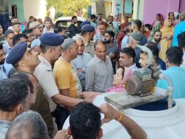घटना के बाद मौके पर जमा लोग, पूछताछ करती पुलिस