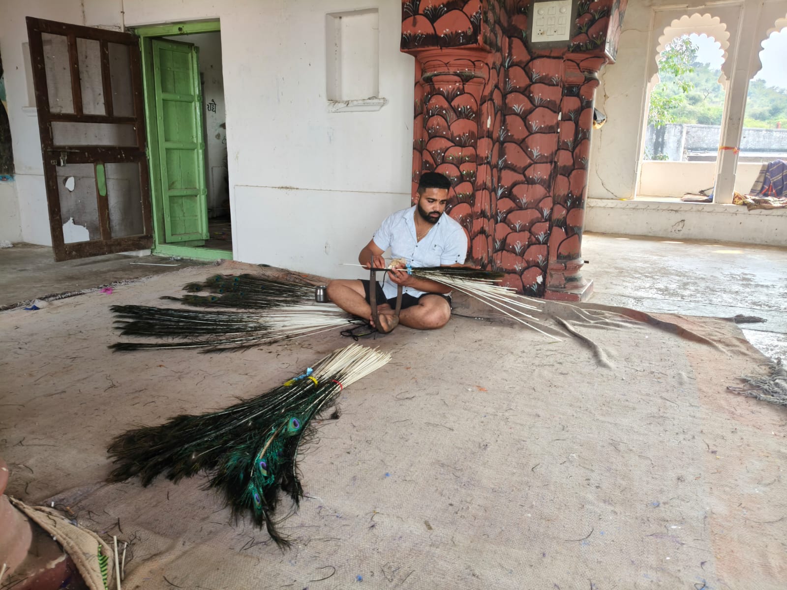 गायों के लिए पटिया तैयार करता गोशाला का ग्वाल।