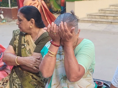 दिवाळीत वृद्धाश्रमातील वृद्धांच्या डोळ्यात अश्रू: ज्या मुलांना आयुष्यभर आनंद दिला, ते विसरले; म्हणाले- त्यांनी फोन करावा अशी अपेक्षा नाही संभाषणादरम्यान, एका वृद्ध महिलेच्या डोळ्यात पाणी आले.