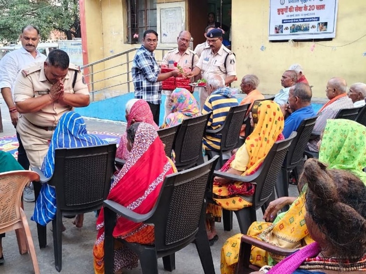 उपहार बांटे, भोजन किया और पटाखे फोड़े, चेहरों पर आई खुशी