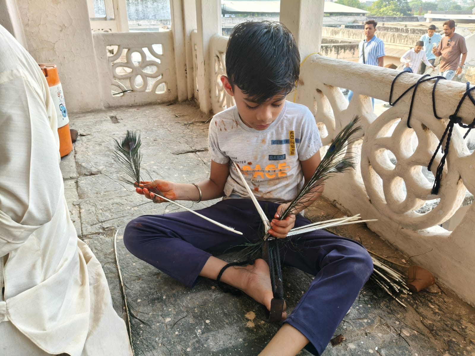 गाय के लिए पटिया तैयार करता ग्वाल।