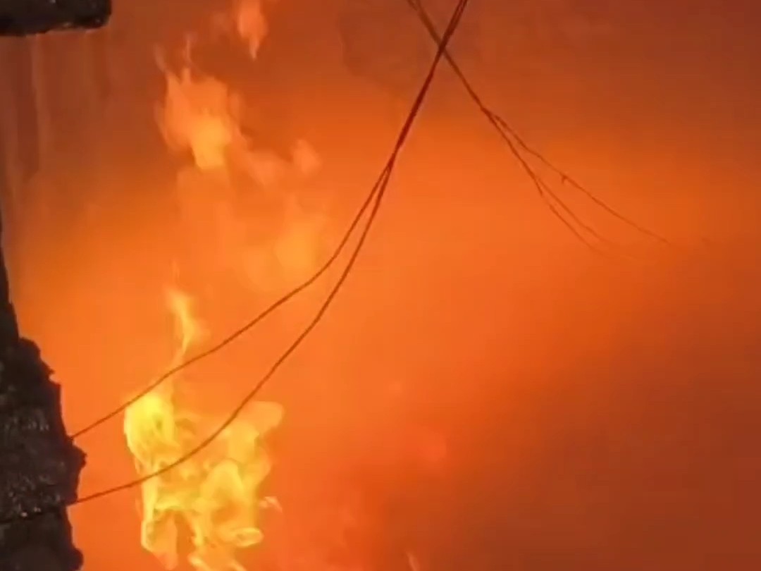 मैनपुरी में रॉकेट से गोदाम में भीषण आग:  लाखों का सामान राख, दमकल की आधा दर्जन गाड़ियों ने घंटों बाद पाया काबू – Mainpuri News