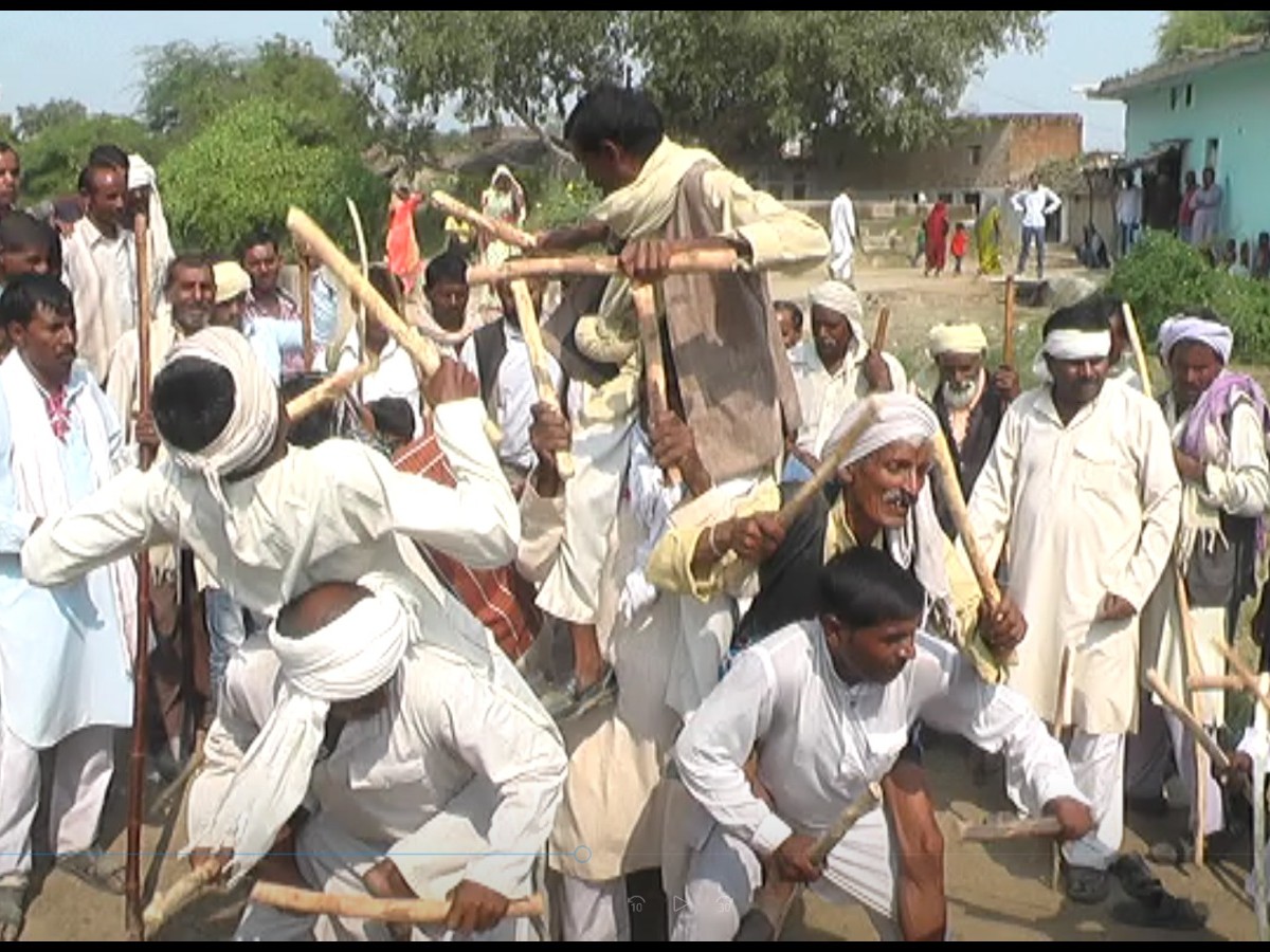 Diwari dance is performed with sticks in Hamirpur. | हमीरपुर में लाठियों से होता है दिवारी नृत्य: दीपावली पर होता है प्रदर्शन, श्रीकृष्ण से जुड़ी है परंपरा - Hamirpur ...